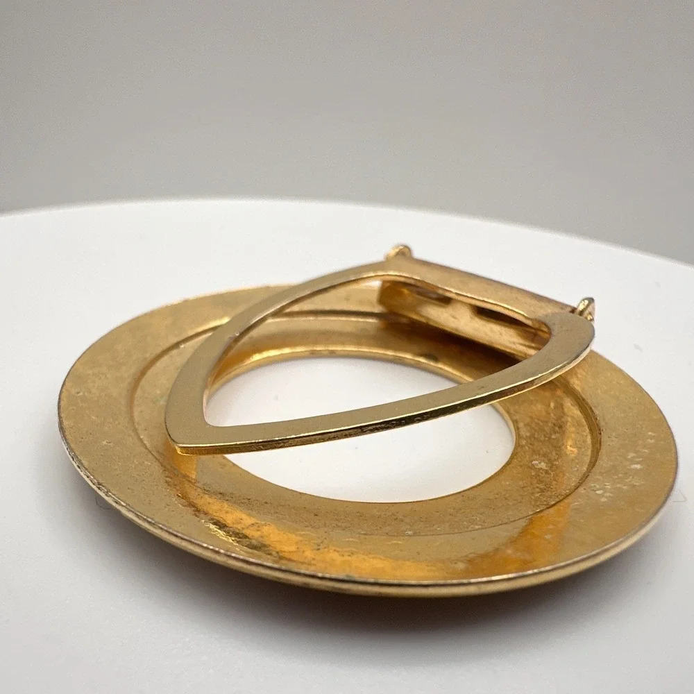 Vintage 80s 90s Lieba USA‎ Gold Tone Textured Round Scarf Clip Accessory Fashion